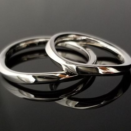 【TANZO.(鍛造指輪)】重厚感溢れる緩やかなS字ウェーブデザインの結婚指輪