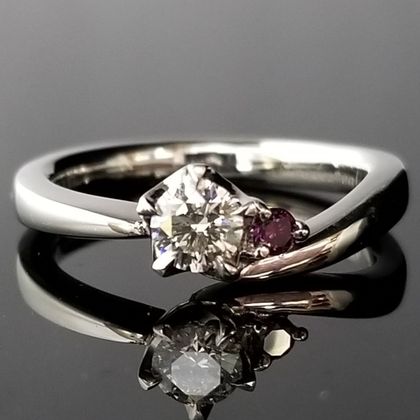 【TANZO.(鍛造指輪)】紫色のメレダイヤが可憐なアクセントのご婚約指輪