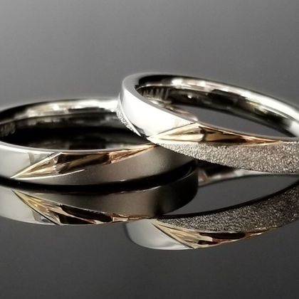 【TANZO.(鍛造指輪)】ピンクゴールドと特殊加工で煌めきある結婚指輪