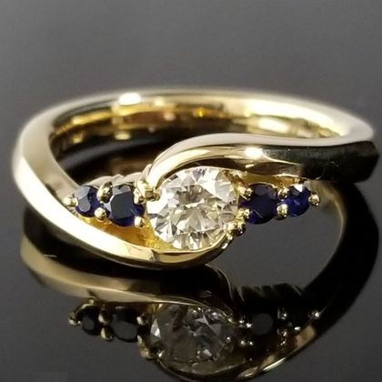 【TANZO.(鍛造指輪)】ダイヤモンドを包み込むようなゴールドの鍛造リング