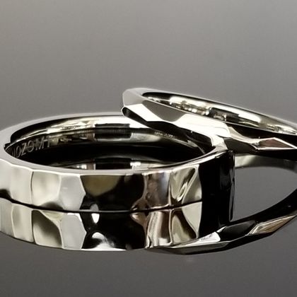 【TANZO.(鍛造指輪)】TANZOならでは槌目デザインは輝かしい結婚指輪