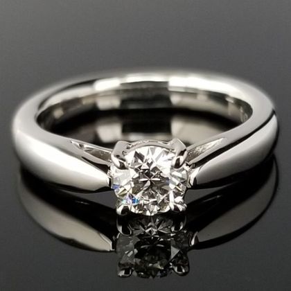 【TANZO.(鍛造指輪)】横からもダイヤモンドが楽しめる王道デザインの婚約指輪