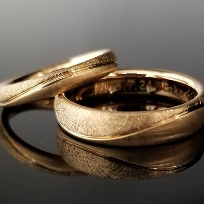 【TANZO.(鍛造指輪)】ピンクゴールドを幅広に、ラインで個性的な結婚指輪