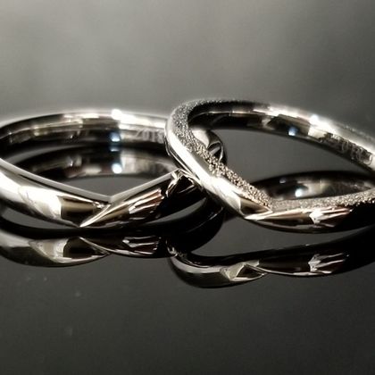 【TANZO.(鍛造指輪)】鍛造製法で鍛え丸みをつけたV字デザインの結婚指輪
