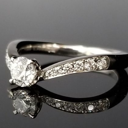 【TANZO.(鍛造指輪)】V字ウェーブが美しいハーフエタニティ