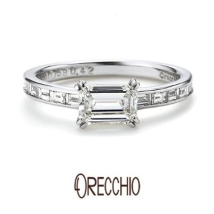 【ORECCHIO(オレッキオ)】＜aman～アマン＞AE-1303 エメラルドカット×バゲットカットの輝きでクラシカルな印象の婚約指輪