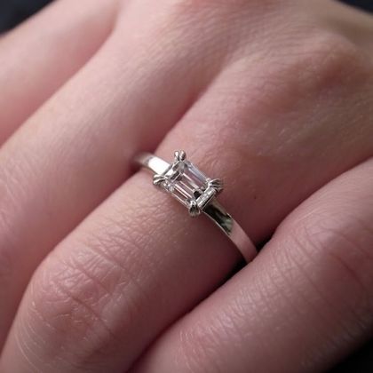 【ORECCHIO(オレッキオ)】＜aman～アマン＞AE-1302　エメラルドカットダイヤを横向きにして２本爪で留めたシンプルながら拘りの詰まった指輪　