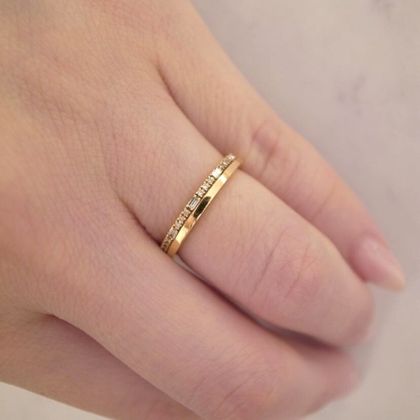 【ORECCHIO(オレッキオ)】＜safari～サファリ＞細い2本の指輪を重ねたようデザインはシンプルな婚約指輪との重ね着けでおしゃれな演出。メンズの拘りはミルグレインとハンマー仕上げで　FM‐2223/FM‐2224