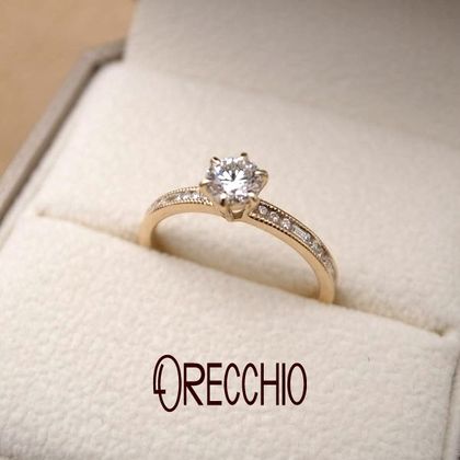 【ORECCHIO(オレッキオ)】グラッツィア～丸×四角のダイヤ×ミル打ちのデザインで存在感のある婚約指輪