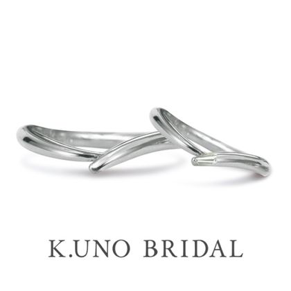 【ケイウノ ブライダル(K.UNO BRIDAL)】【ノイ・ドゥエ】手を取り合うふたりの姿をイメージ。いつまでも一緒に