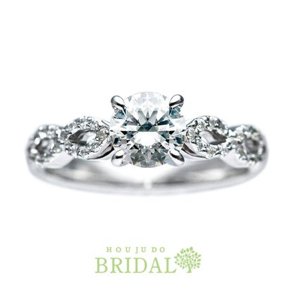 【宝寿堂(ほうじゅどう)】【宝寿堂】個性のある雰囲気で豪華なアームのエンゲージリング《HD02825》