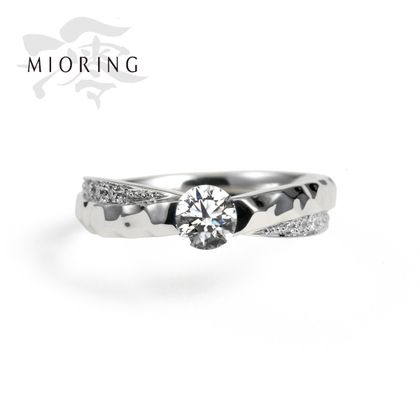 【MIORING(ミオリング)】MIORING 鎚目模様とダイヤのきらめきが一つになった婚約指輪 凛冽-りんれつ-