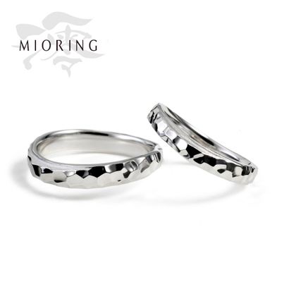 【MIORING(ミオリング)】MIORING  水面のような槌目模様が美しくきらめく結婚指輪 凛冽-りんれつ-