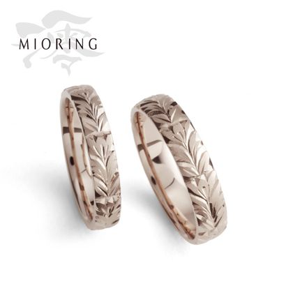 【MIORING(ミオリング)】MIORING りんどう  桜ゴールドに日本の手彫り『鏨（たがね）彫り』がきらめく