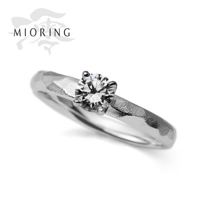 【MIORING(ミオリング)】MIORING  つや消しの鎚目に光の路が浮かぶ婚約指輪 浮月-うつき-