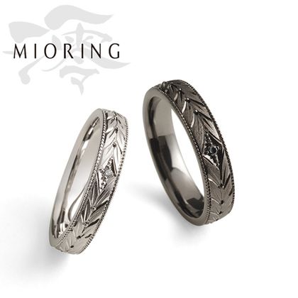 【MIORING(ミオリング)】MIORING 月桂双樹 -げっけいそうじゅ- 向かい合う月桂樹の彫刻が華やかに祝福する鍛造結婚指輪
