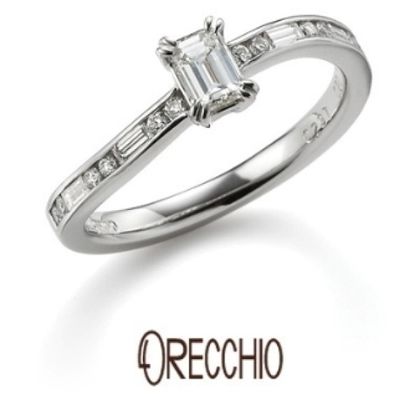 【garden(ガーデン)】サンダルウッド～Ｓ字の曲線の中に丸と四角のダイヤが流れるように留められた婚約指輪