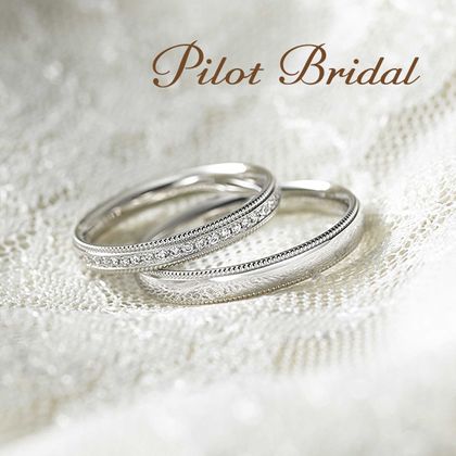 【PILOT BRIDAL(パイロットブライダル)】男性も着けやすい、ぐるっと１周施されたアンティーク風のミル打ちデザインがおしゃれ♪