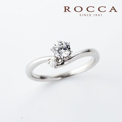 【ROCCA(ロッカ)】【ROCCA】サイドメレが可愛い！V字のシンプルエンゲージリング SW-12