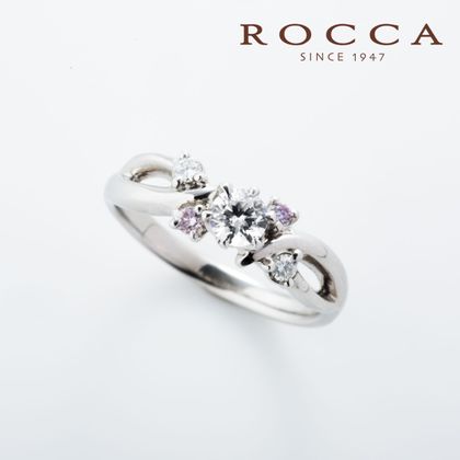 【ROCCA(ロッカ)】【ROCCA】さりげないピンクダイヤが可愛い！個性的なエンゲージリング SW-22-PD2P