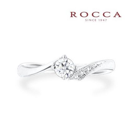 【ROCCA(ロッカ)】【ROCCA】さりげないミル打ちが可愛い！V字のシンプルエンゲージリング SR-78