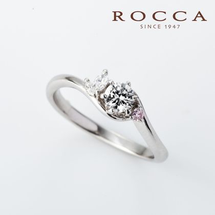 【ROCCA(ロッカ)】【ROCCA】さりげないピンクダイヤが可愛いエンゲージリング SW-20