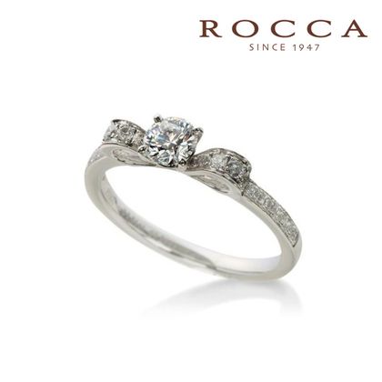 【ROCCA(ロッカ)】【ROCCA】薬指にリボンを結ぶロマンチックなエンゲージリング R60