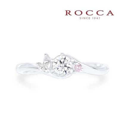 【ROCCA(ロッカ)】【ROCCA】さりげないピンクダイヤが可愛いエンゲージリング SW-20