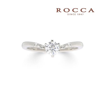 【ROCCA(ロッカ)】【ROCCA】さりげないアームのメレダイヤが可愛い！V字のシンプルエンゲージリング SW-3