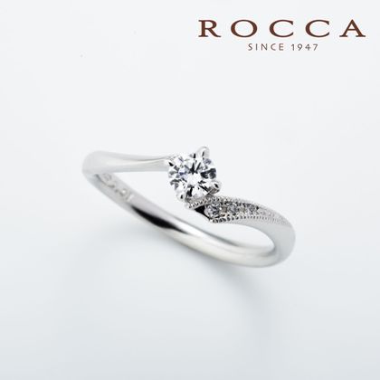 【ROCCA(ロッカ)】【ROCCA】さりげないミル打ちが可愛い！V字のシンプルエンゲージリング SR-78