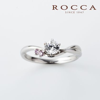 【ROCCA(ロッカ)】【ROCCA】さりげないピンクダイヤが可愛い！V字のシンプルエンゲージリング SW-15R