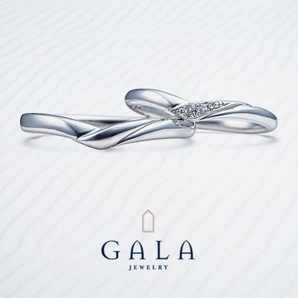【GALA JEWELRY(ガラジュエリー)】【GALA】シンプルなV字ライン。メレダイヤの可憐な煌めきがキュート♪