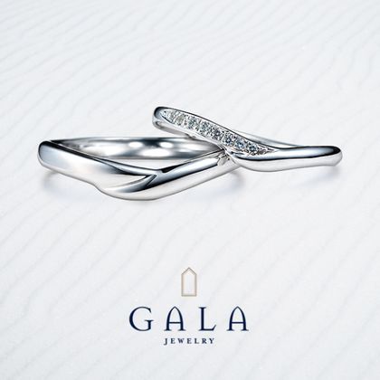 【GALA JEWELRY(ガラジュエリー)】【GALA】ふたりが手を取り合うかのような…柔らかいフォルムのV字リング♪