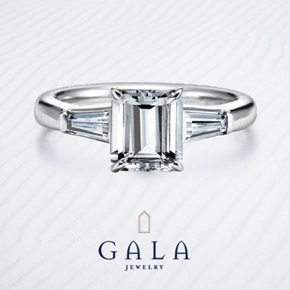 【GALA JEWELRY(ガラジュエリー)】【GALA】エメラルドカットのセンターダイヤモンドが印象的なデザイン