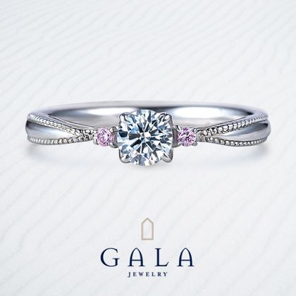 【GALA JEWELRY(ガラジュエリー)】【GALA】両サイドのピンクサファイアがきらめく特別感溢れるデザイン