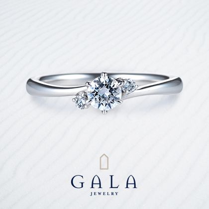 【GALA JEWELRY(ガラジュエリー)】【GALA】サイドメレが華やかさをプラス♪キュートなエンゲージリング！