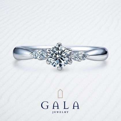 【GALA JEWELRY(ガラジュエリー)】【GALA】4つの脇石がセンターのダイヤを引き立て華やかなデザイン