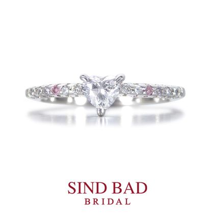 【SIND BAD(シンドバット)】ハートシェイプダイヤモンドとピンクダイヤモンドをアレンジ　ストレートタイプ