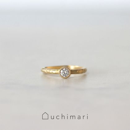 【uchimari(ウチマリ)】ミルグレインの縁取りが美しい婚約指輪