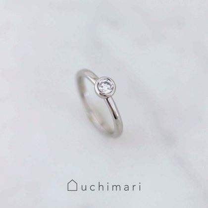 【uchimari(ウチマリ)】覆輪デザインの婚約指輪