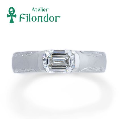 【アトリエフィロンドール】【アトリエ・フィロンドール】エメラルドカットと彫刻の婚約指輪