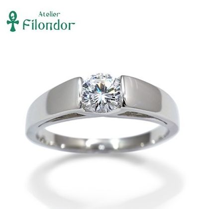【アトリエフィロンドール】【アトリエ・フィロンドール】爪をつかわずダイアモンドを挟み込んだエンゲージリング