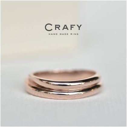 【CRAFY(クラフィ)】【ふたりで手作り】ゆるやかウェーブ 綺麗め上品なK18ピンクの結婚指輪 