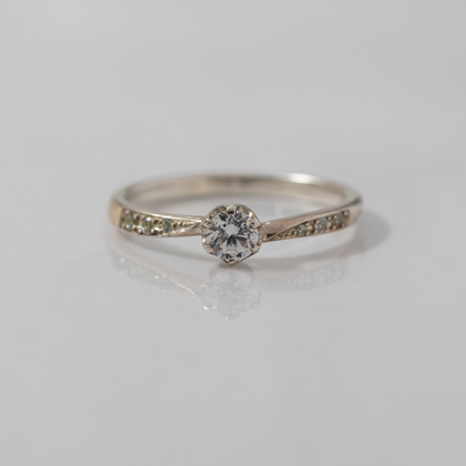 【Smith(工房スミス)】【オーダーメイド】ウェーブにサイドメレが煌めくエンゲージリング