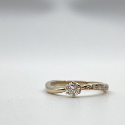 【Smith(工房スミス)】【隠れ家工房でつくる】ウェーブリングの片腕にメレを留めたエンゲージリング