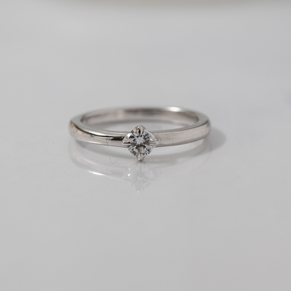 【Smith(工房スミス)】【オーダーメイド】シンプルストレートの4本爪ソリティアリング