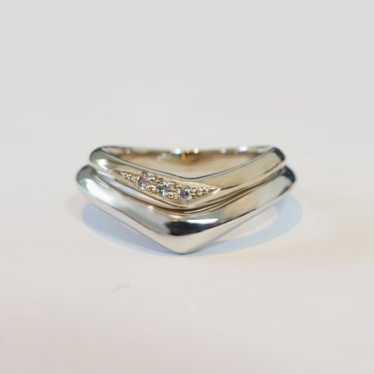 【Smith(工房スミス)】【隠れ家工房でつくる】V字のアームに斜めのラインでアシンメトリー感がある結婚指輪