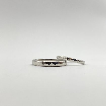 【Smith(工房スミス)】【隠れ家工房でつくる】鎚目の大きさで印象が変わるハンマー模様の結婚指輪