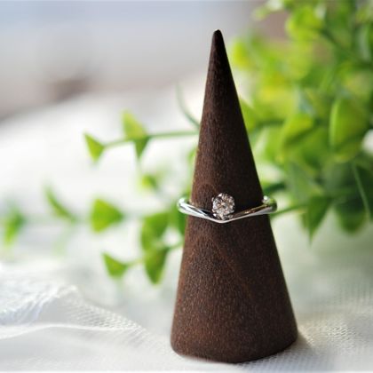 【Smith(工房スミス)】【隠れ家工房でつくる】シャープなラインの上に煌めくダイヤモンド。美しい指元を演出するエンゲージリング