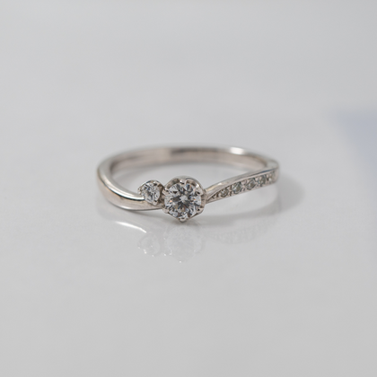 【Smith(工房スミス)】【オーダーメイド】0.2ct K18WG ウェーブの繊細なエッジラインにサイドメレをあしらったデザイン。